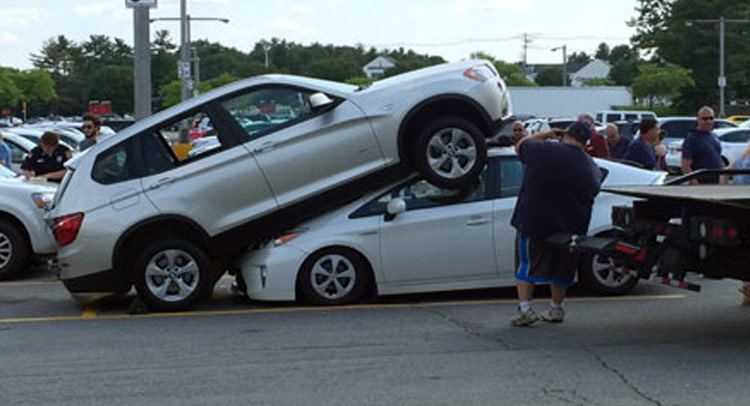 BMX X3 ‘đè đầu’ Toyota Prius